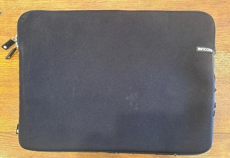 Incase Neoprene Classic Sleeve Black 15” Inch