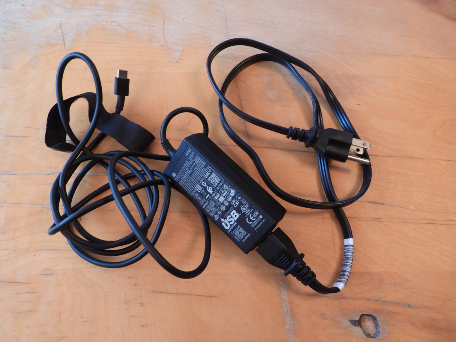 HP Power Adapter  TPN-DA15 15V or 12V at 45W 3A  and  15W at 9V - 5V  3A