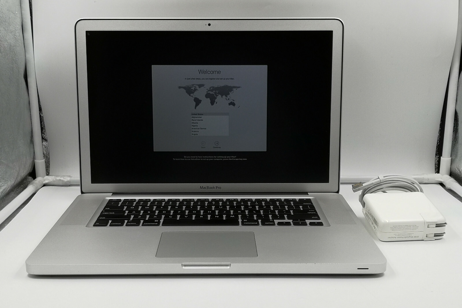 Grade A - MacBook Pro 17" "Core i7" 2.66GHz/ 8GB RAM/ 500GB SSD/ Matte Screen