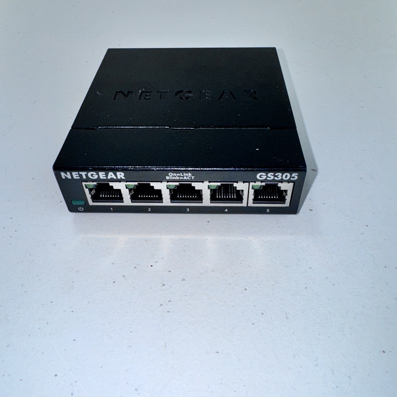 NETGEAR Ethernet Splitter 5-Port Gigabit Unmanaged Home Network Switch (GS305)