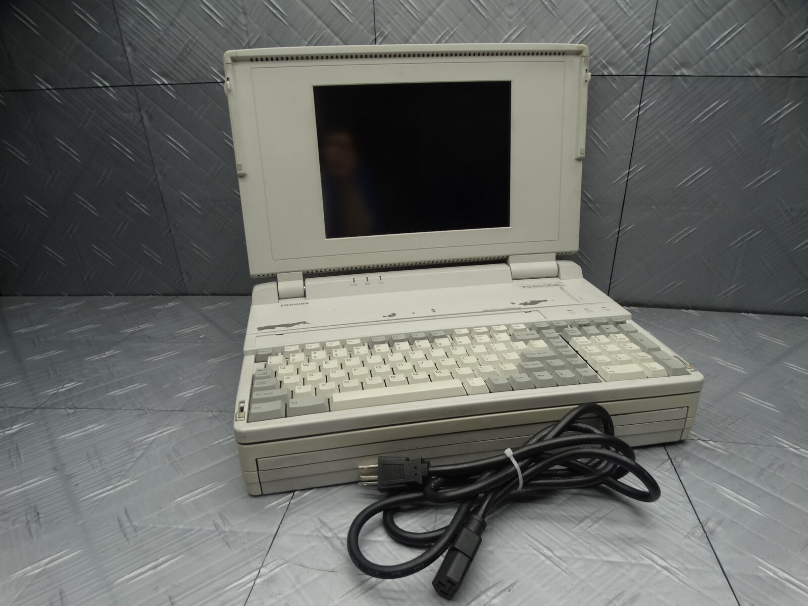 Toshiba Vintage Laptop Intel i486 T6400DXC/200 (Powers On)