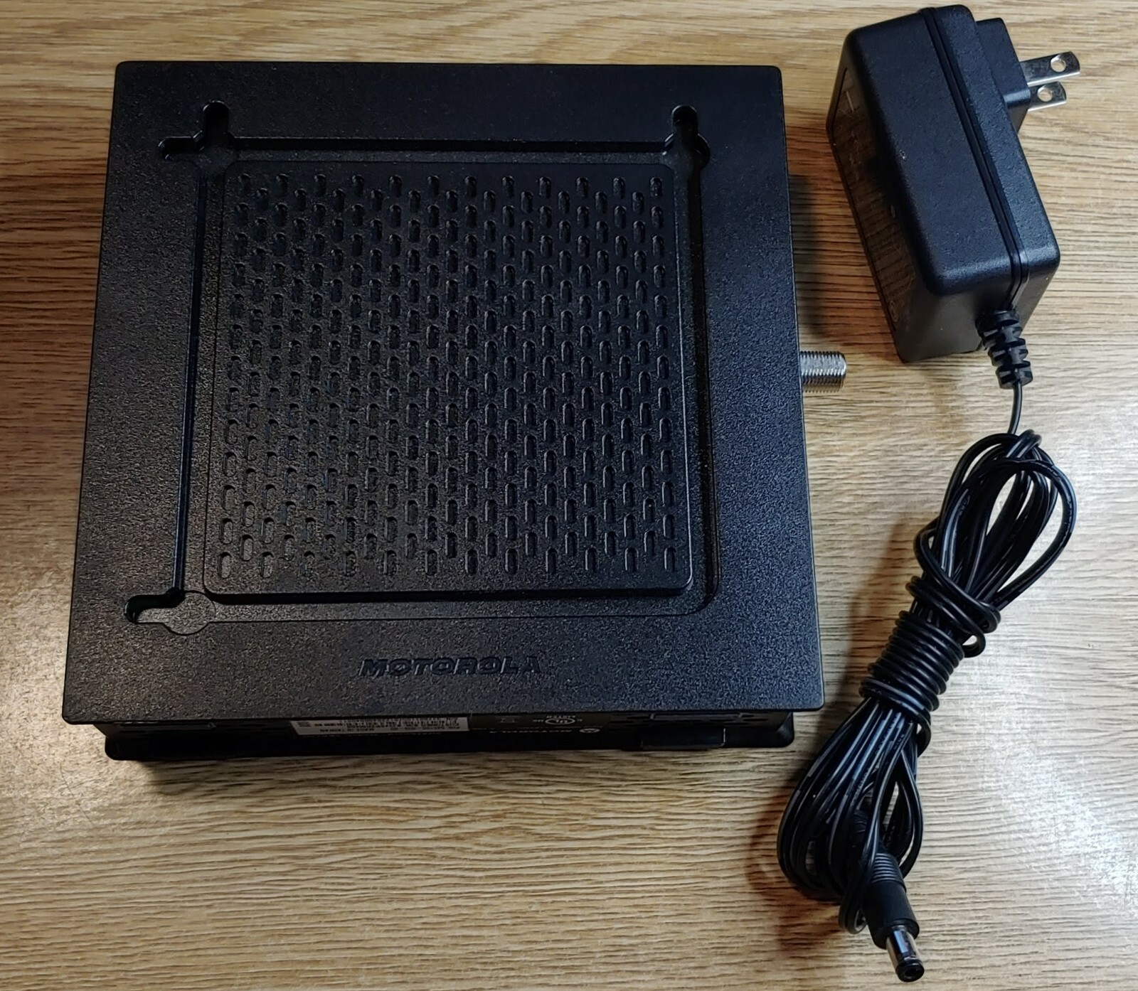 Motorola SURFboard SB6120 (545101-011-00) 199.68 Mbps with AC Adapter