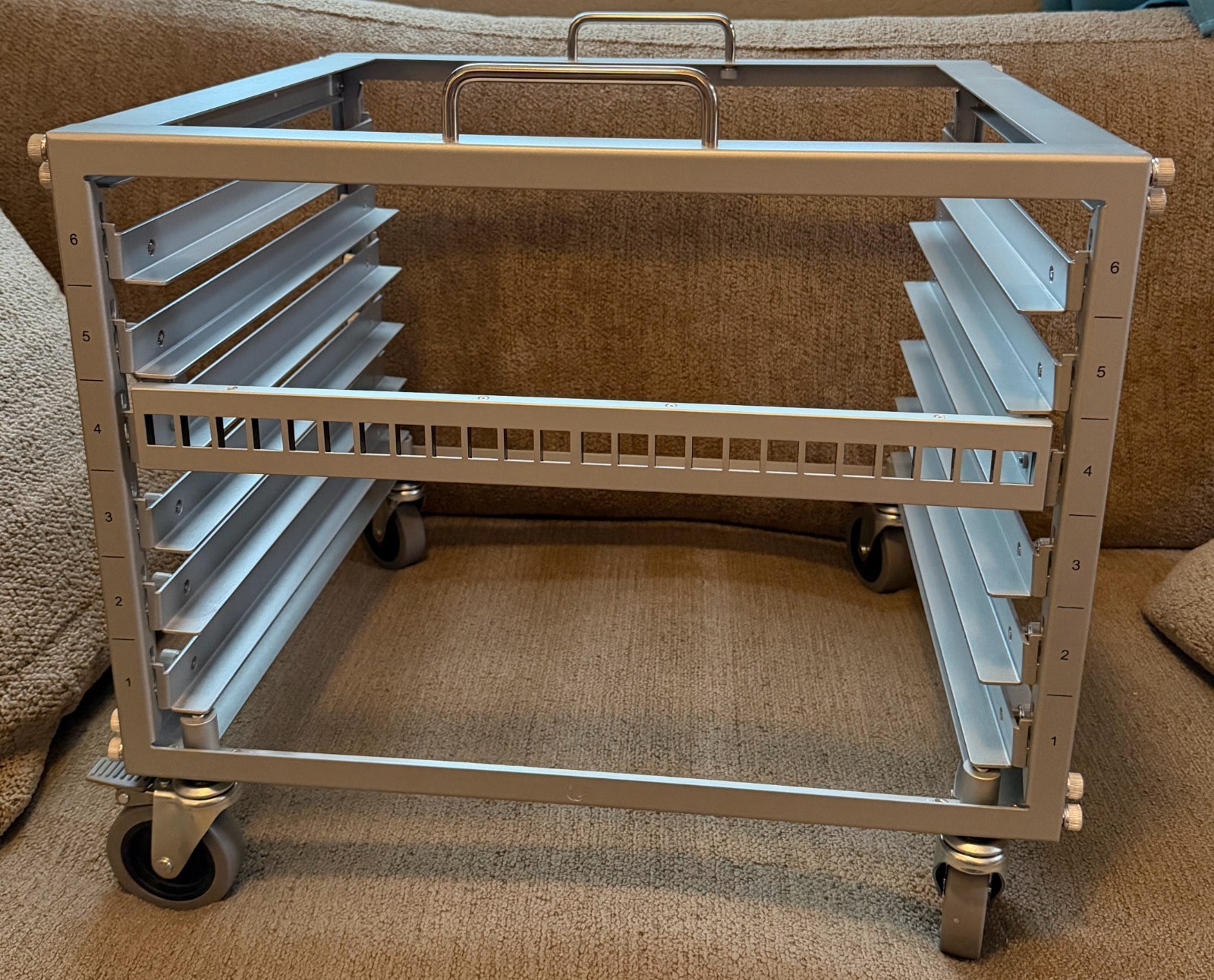 Ubiquiti Toolless Mini Rack with Lockable Casters U-Rack-6U-TL