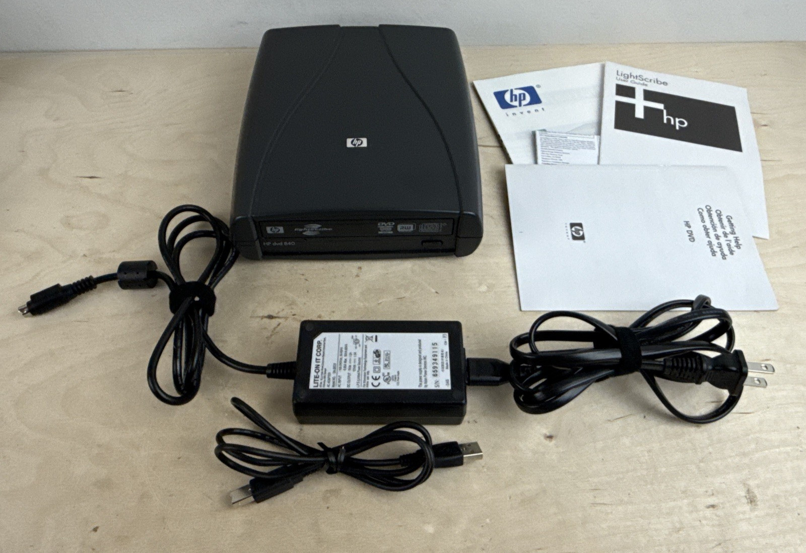 HP DVD-840 External DVD CD RW Writer with LightScribe Unit Complete w/Cables