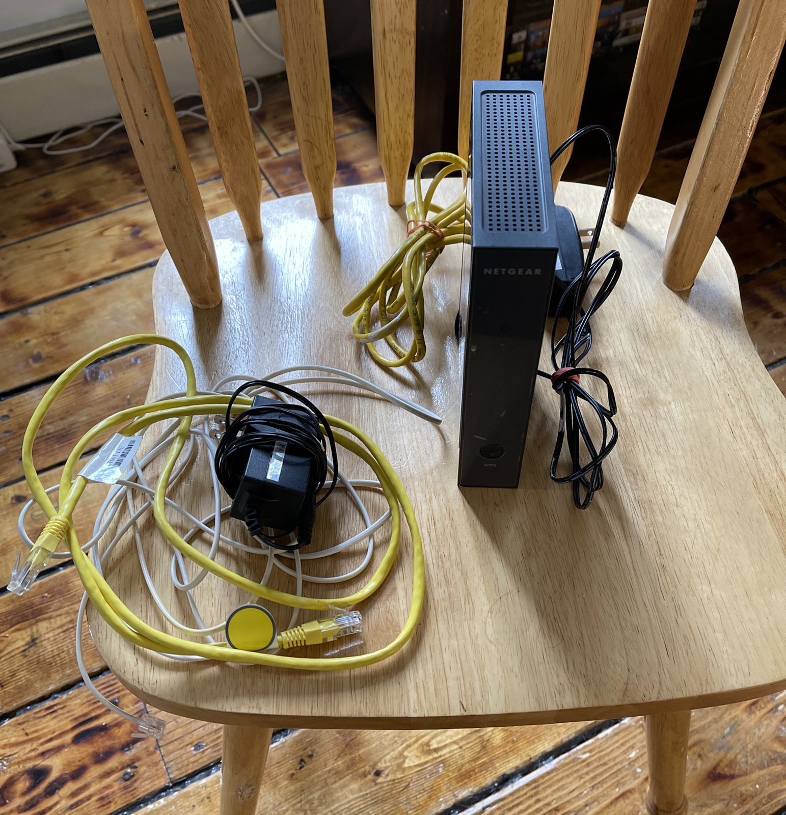 NETGEAR WNR2000 v4 4-Port Wireless N300 Router - AC/DC power adapter - bundle