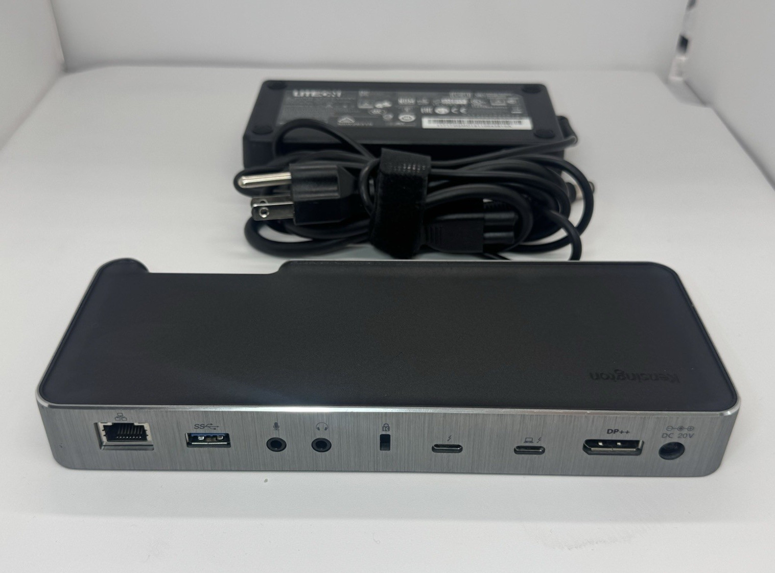 Kensington SD5200T Thunderbolt 3 Dual Monitor Docking Station w Adapter