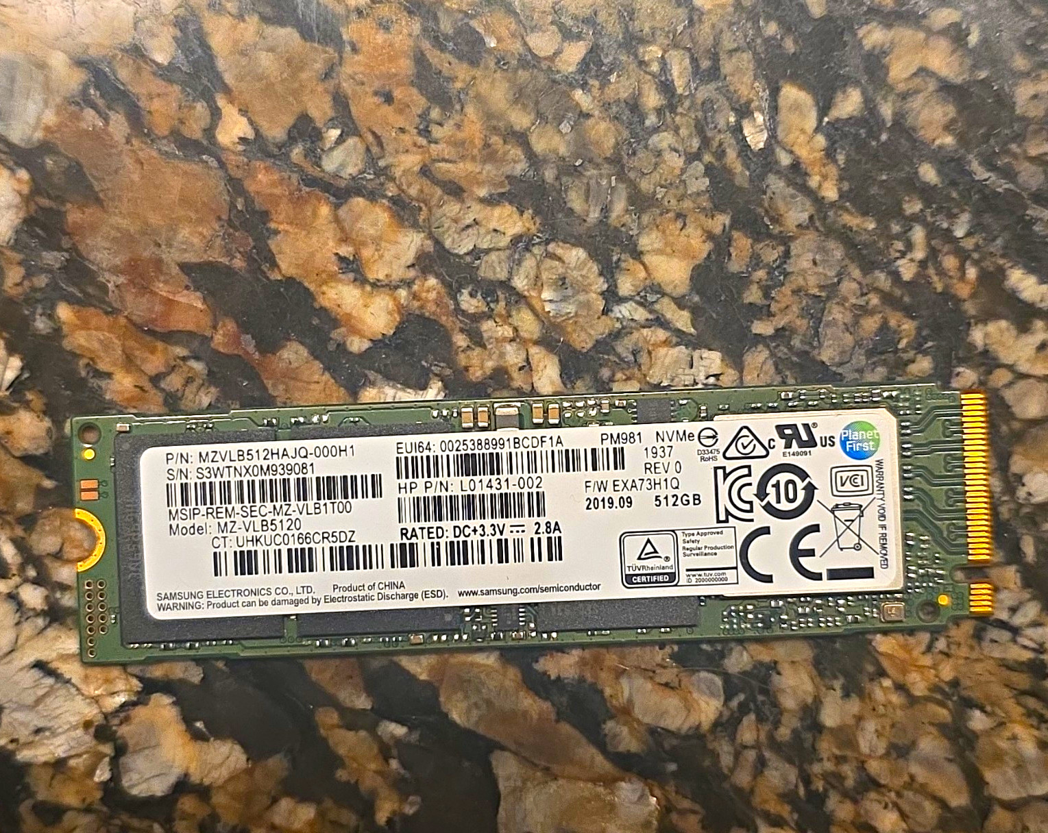 Samsung PM981 512GB NVMe M.2 2280 Internal SSD MZVLB512HAJQ-000H1