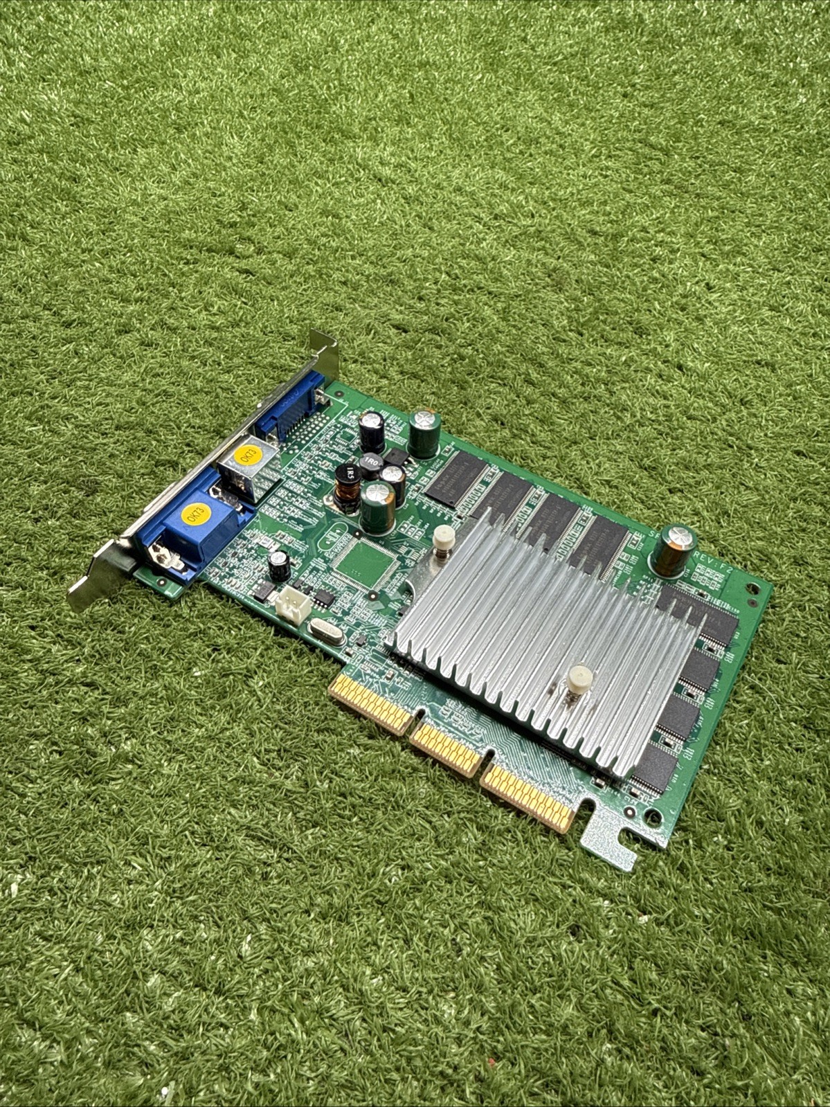 PNY NVIDIA GeForce FX 5200  - AGP 8X. E5