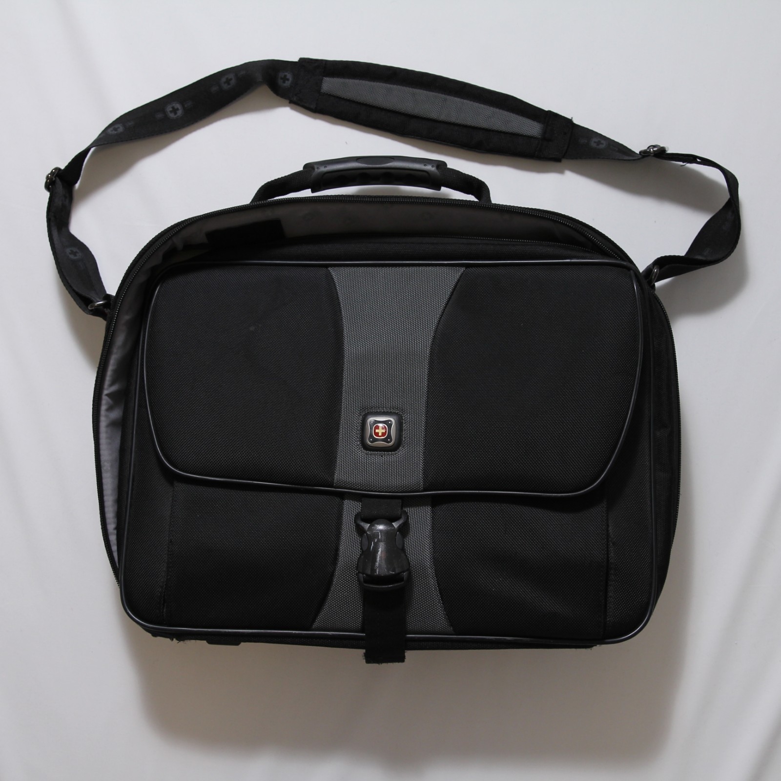 Wenger Swiss Gear Black Laptop Shoulder Messenger Bag Padded Fits 15" 17"