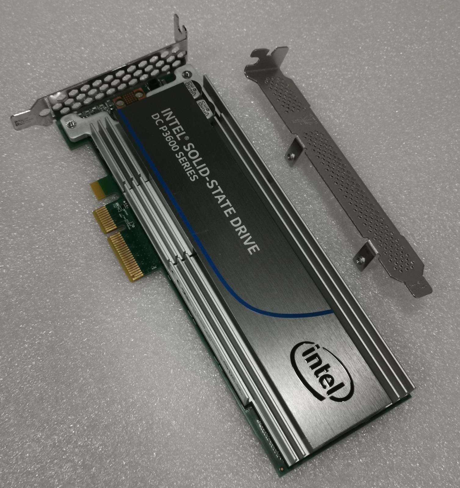 Intel P3600/ P3605 1.6TB PCIe NVMe Flash Accelerator SSD SSDPEDME016T4S