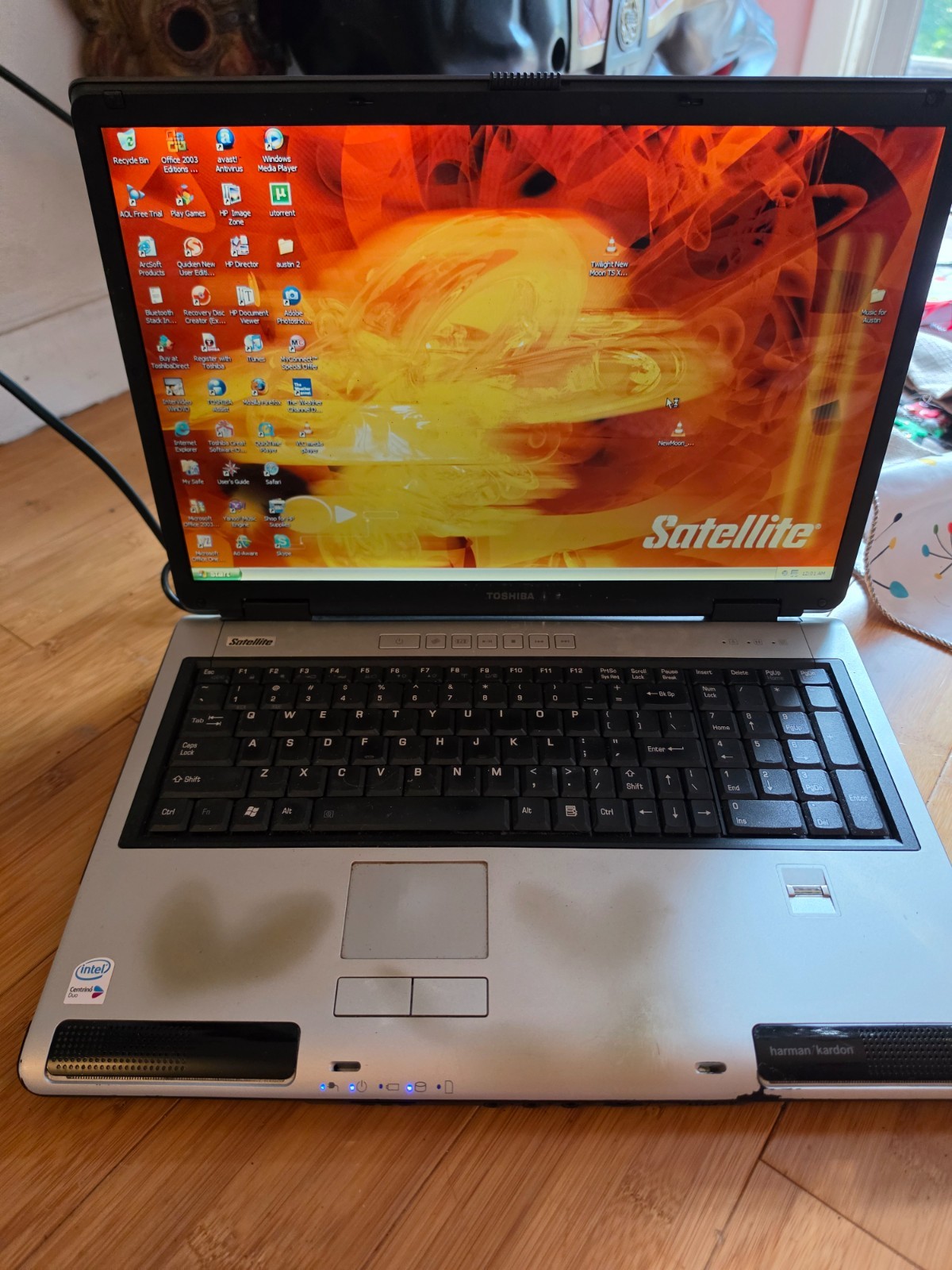 Vintage Toshiba Satellite P105 Laptop Computer PSPAOU-06W1M 17" with Win XP Key