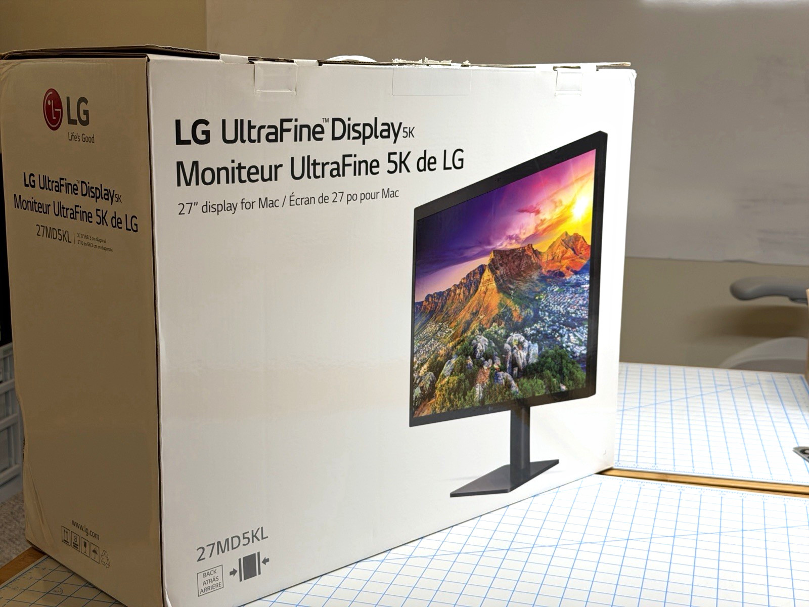 LG UltraFine 5K 27" LCD Monitor 27MD5KL-B Thunderbolt 3/USB-C Black