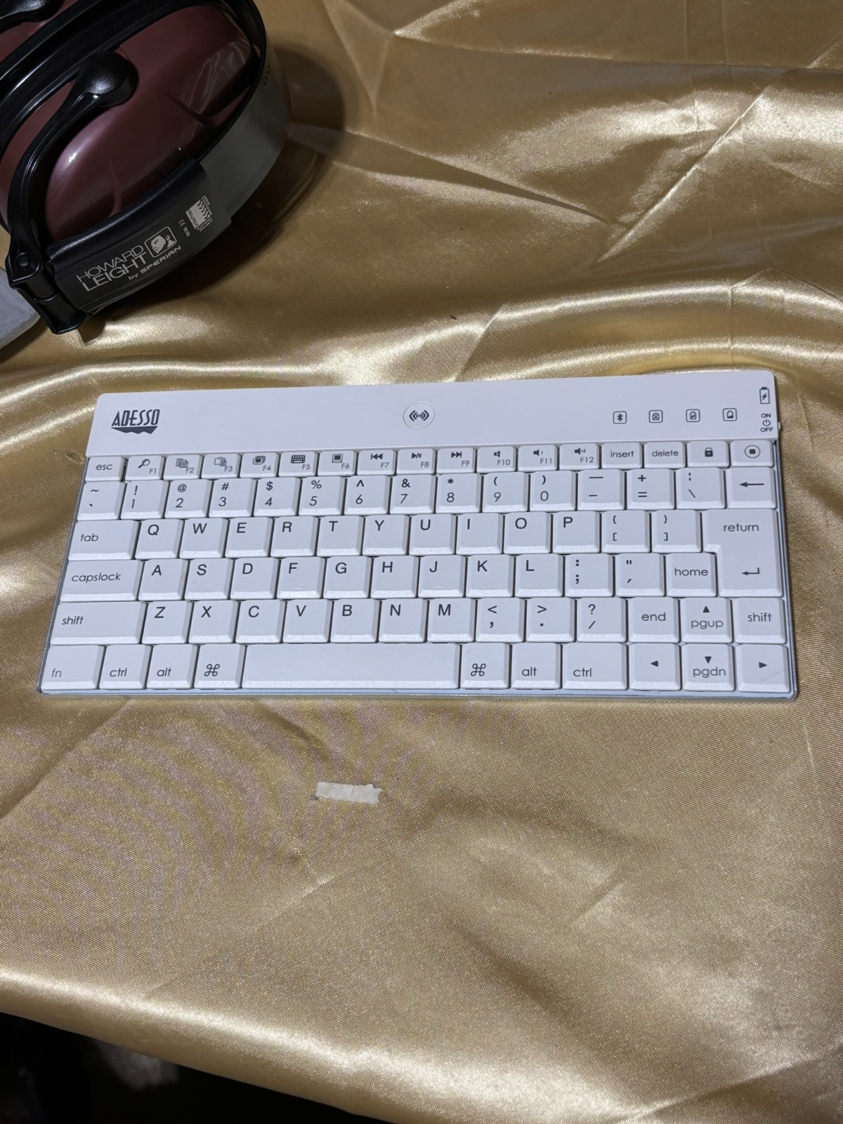 Adesso WKB-1000BW Slim Bluetooth Mini Keyboard White Wireless iPad Mac Pouch