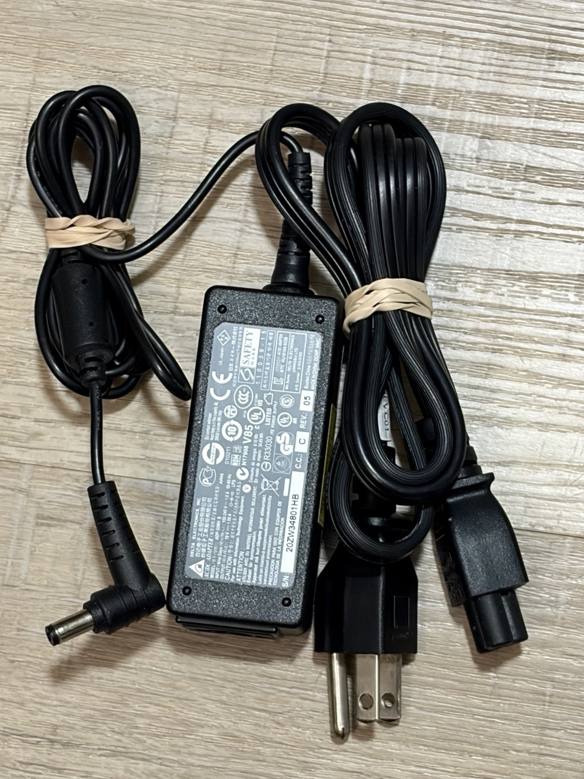 Genuine Original Delta AC / DC Adapter ADP-30MH B 19V 30W With Plug