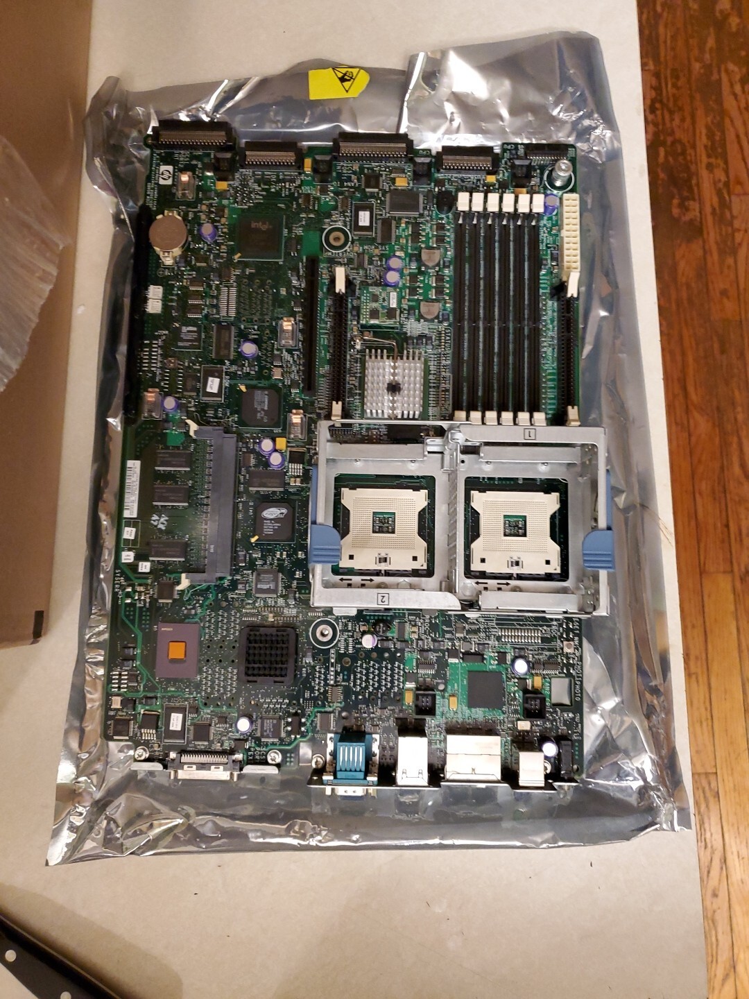 HP ProLiant DL380 G4 (359251-001) Server