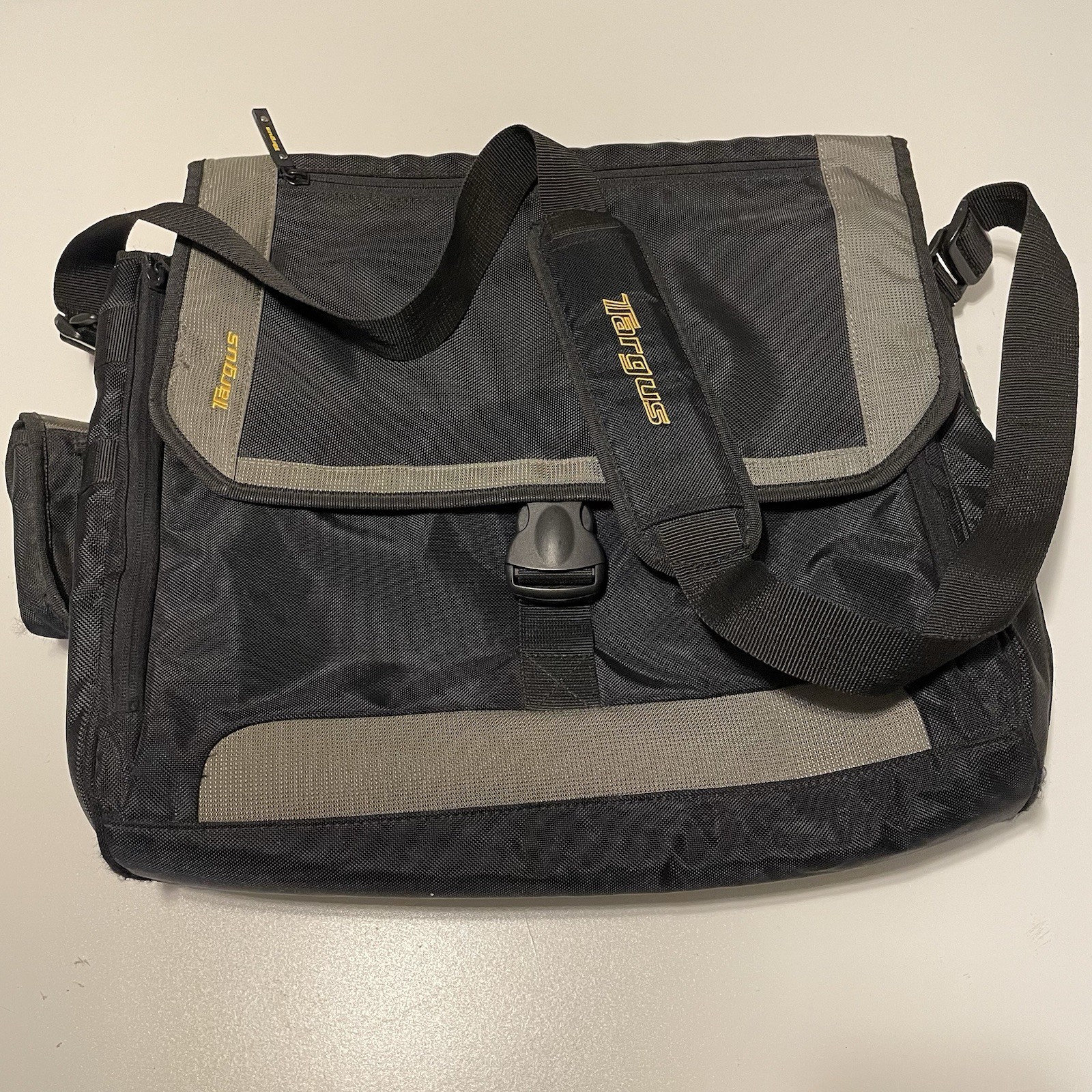 Targus CityGear Large 17” Messenger Laptop Bag Black w/Pockets, Strap