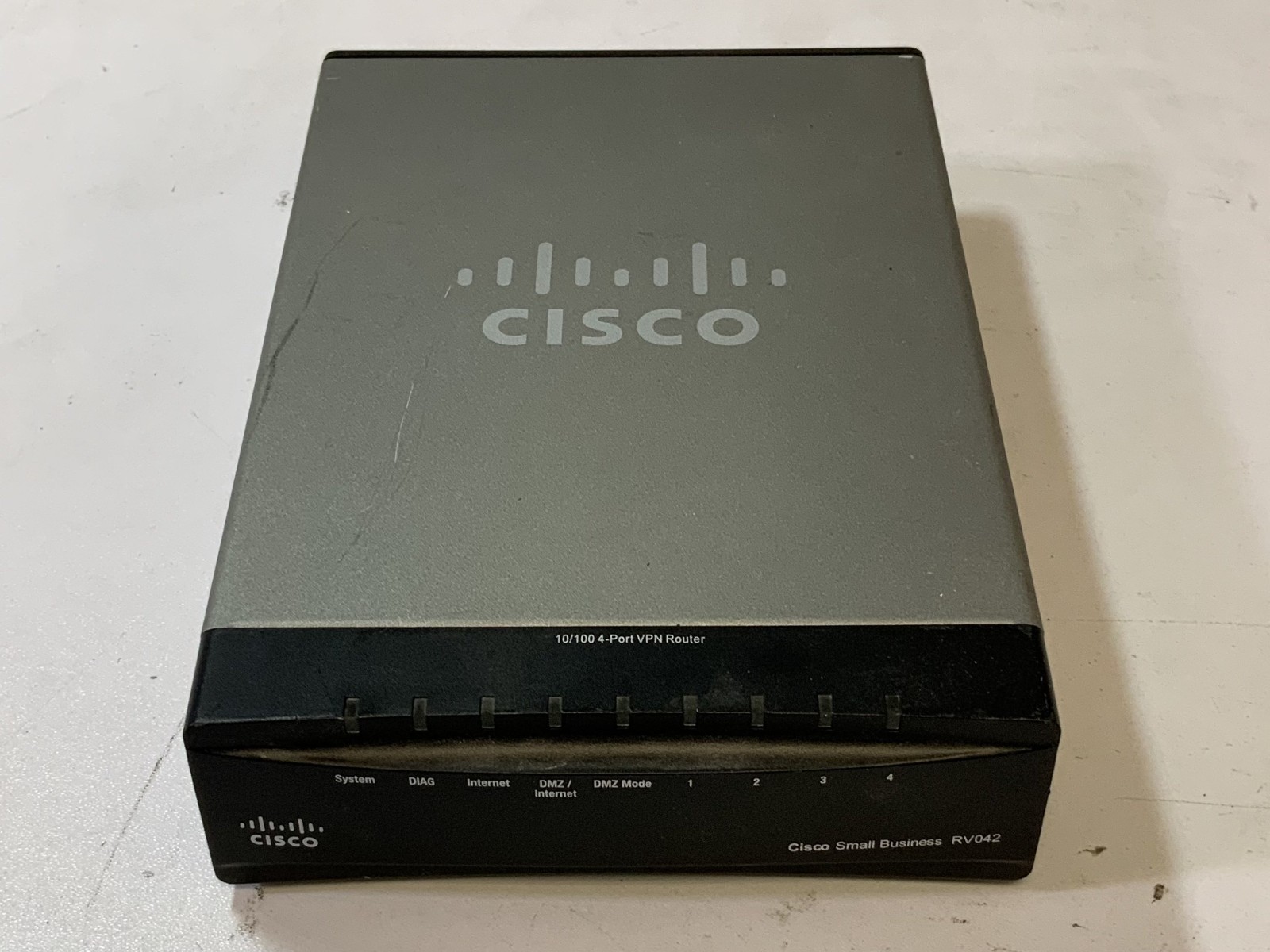 Cisco RV042 10/100 4-Port Small Business VPN Router, Gray & Black "H7C"