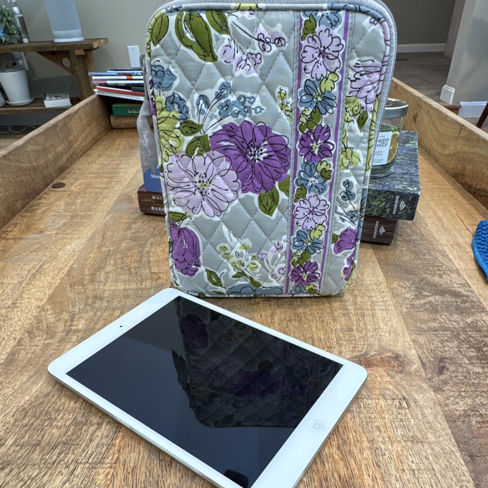 EUC Vera Bradley E-Reader/Tablet Sleeve in retired "Watercolor" floral pattern
