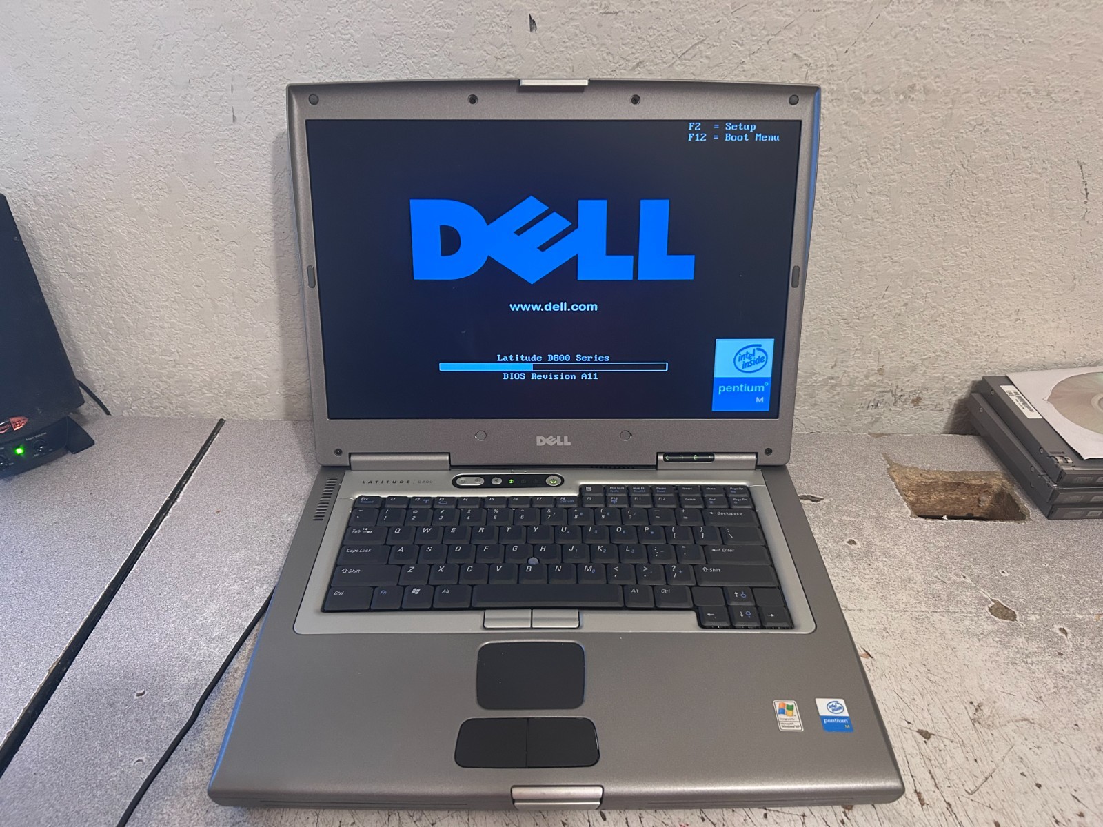 Dell Latitude D800 15.4" Display No Hard Drive No Batt No AC Adapter Vintage