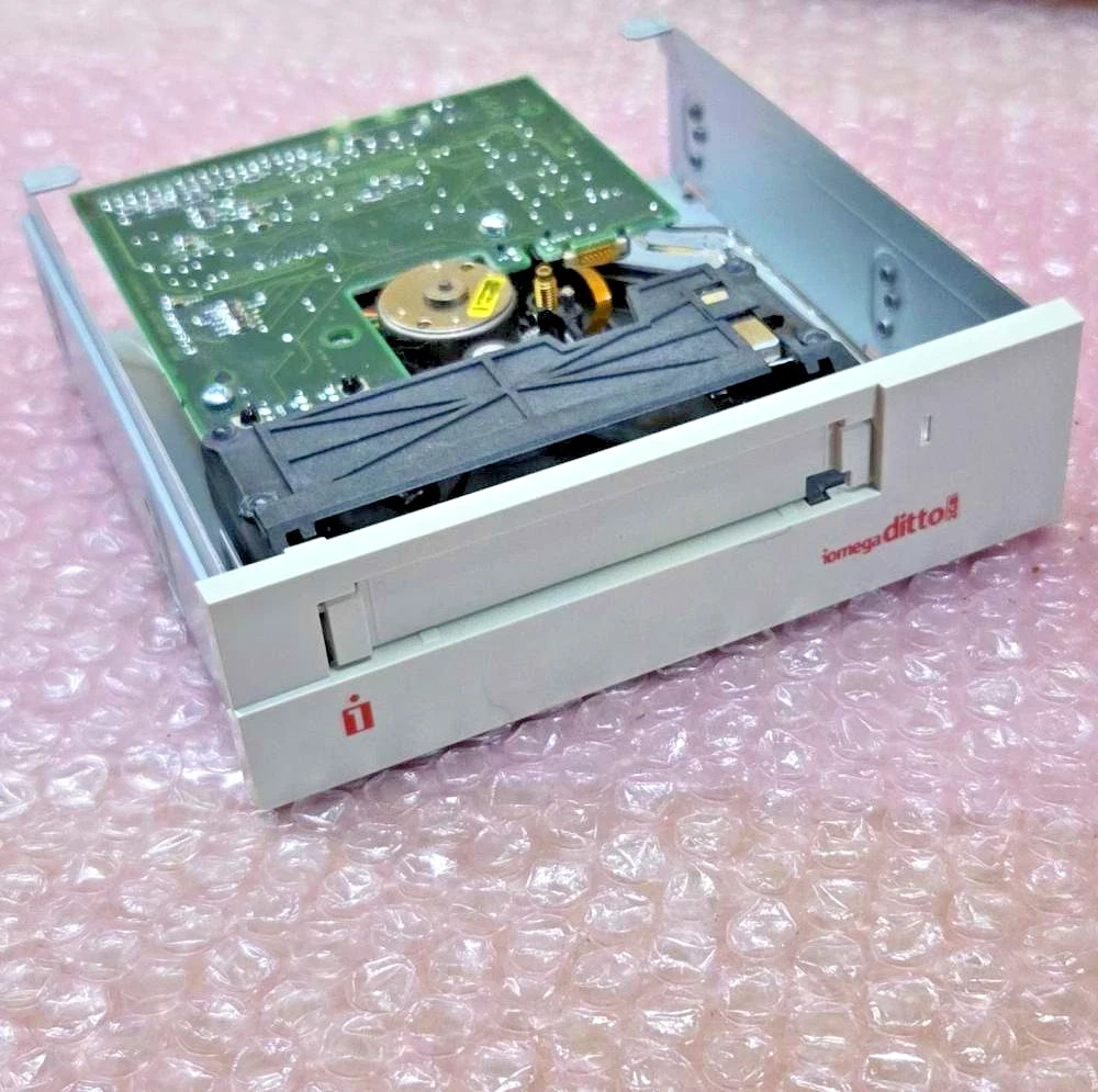 Iomega Ditto 2GB Tape Drive Internal IDE PATA Model IO2000Wi + Cable