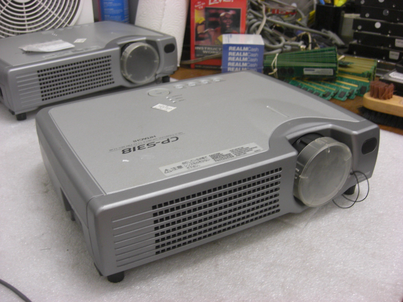 Hitachi cp-s318 cp-s318t multimedia mobile lcd projector