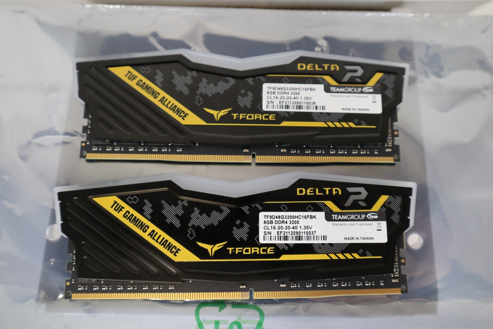 TeamGroup T-Force Delta R 16GB (2x8GB) RAM DDR4 3200MHz TFD4D48G3200HC16FBK