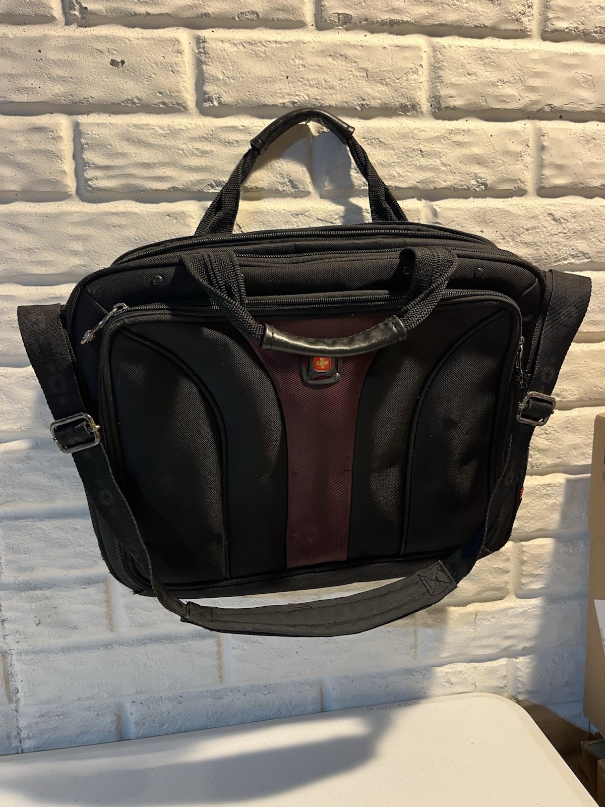 Swiss Gear Laptop Carry On Shoulder Bag.  Multiple Compartments.  Good Condition