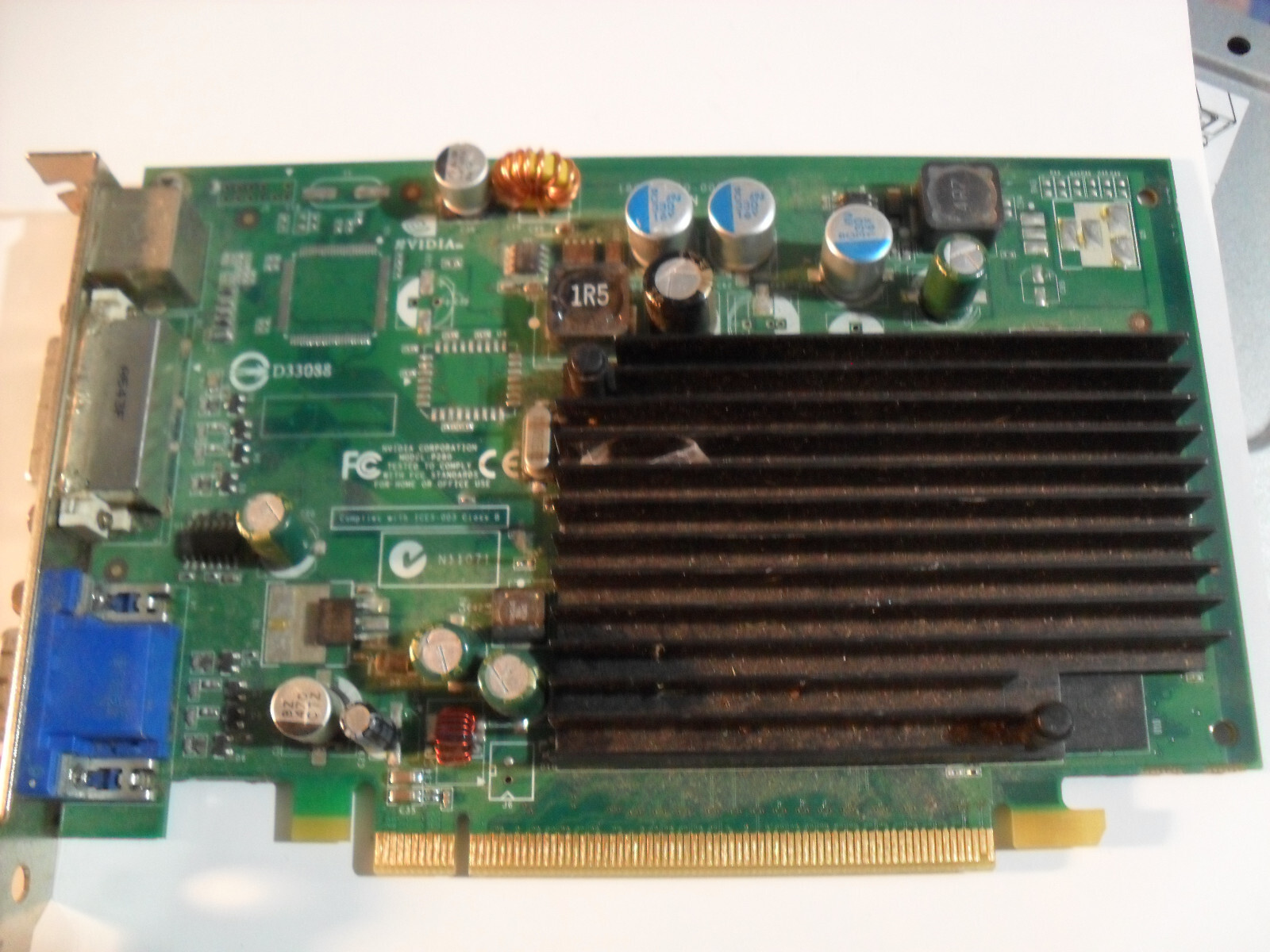 Nvidia GeForce 7300LE 128 MB P280 180-10280-0000-A03 PCIe Video Card VGA DVI
