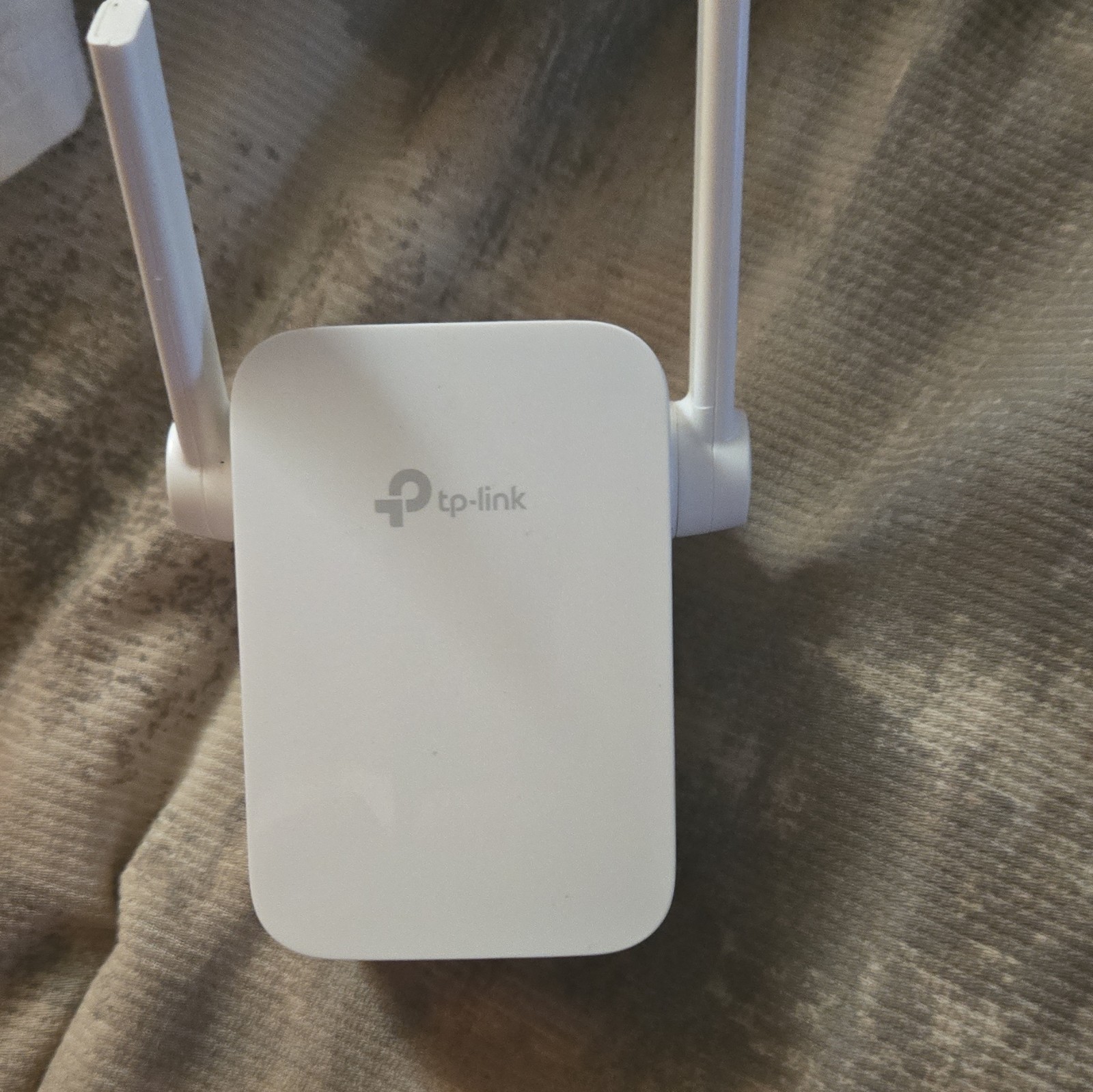TP-LINK N300 Wi-Fi Range Extender Plug-In Booster Dual Antennas White