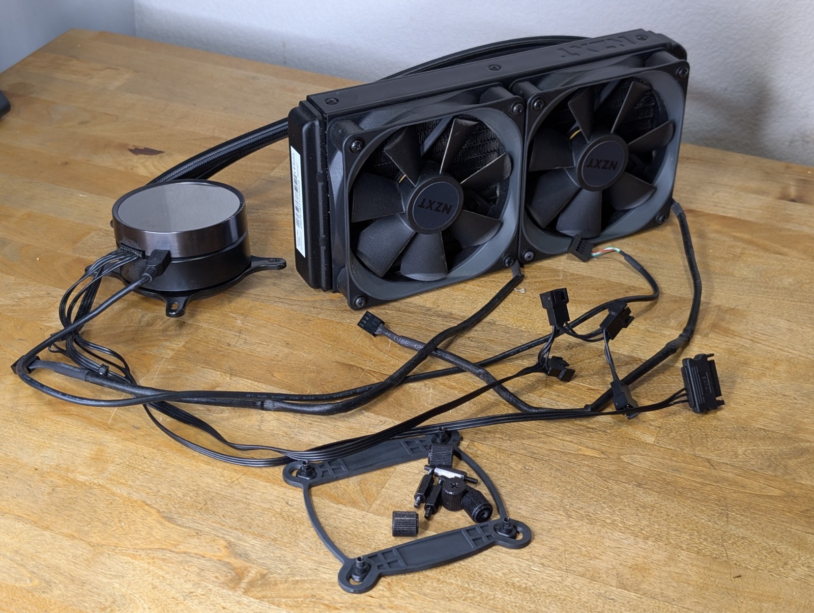 NZXT Kraken X52 240mm Liquid CPU Cooler 2x 120mm Multicolor Fans & AMD Bracket