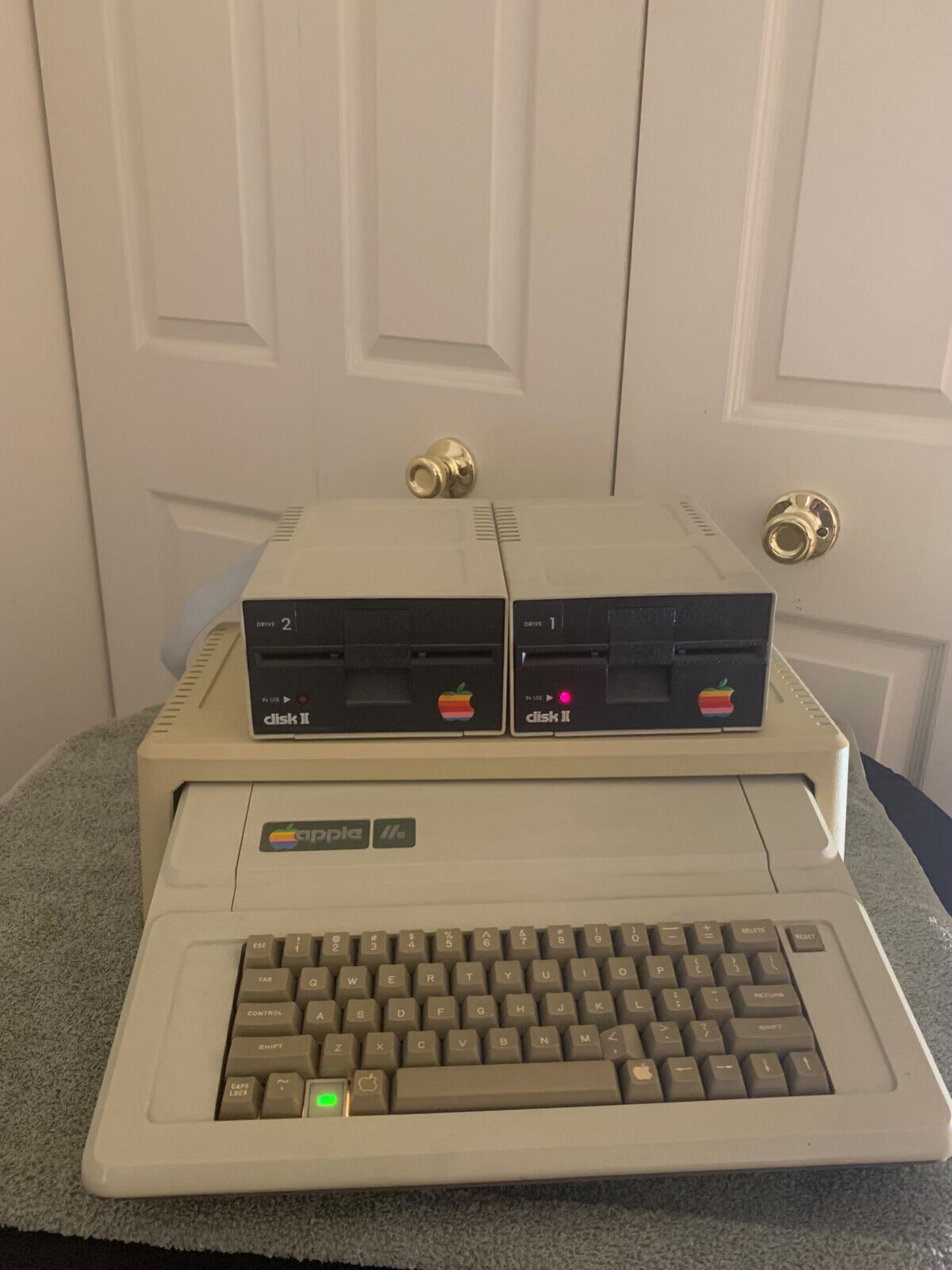 Apple IIe A2S2064 w/2 Apple Disc Drives A2M0003 and Stand READ CAREFULLY