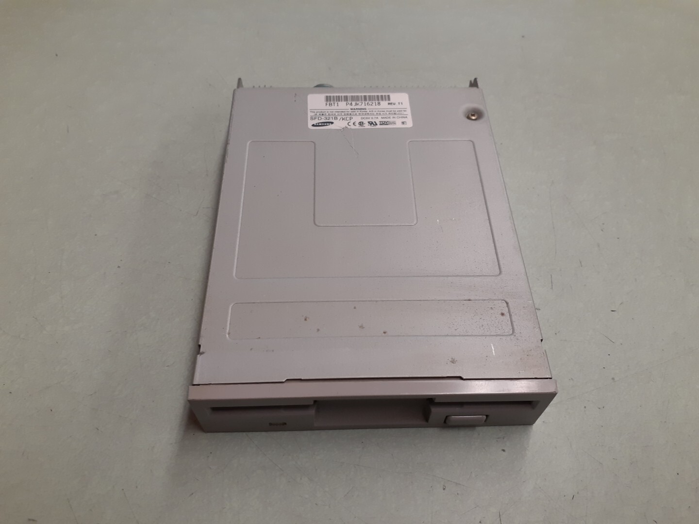 Samsung SFD-321B /KCP 3.5'' 1.44MB Internal Floppy Drive - Light Gray Bezel/face