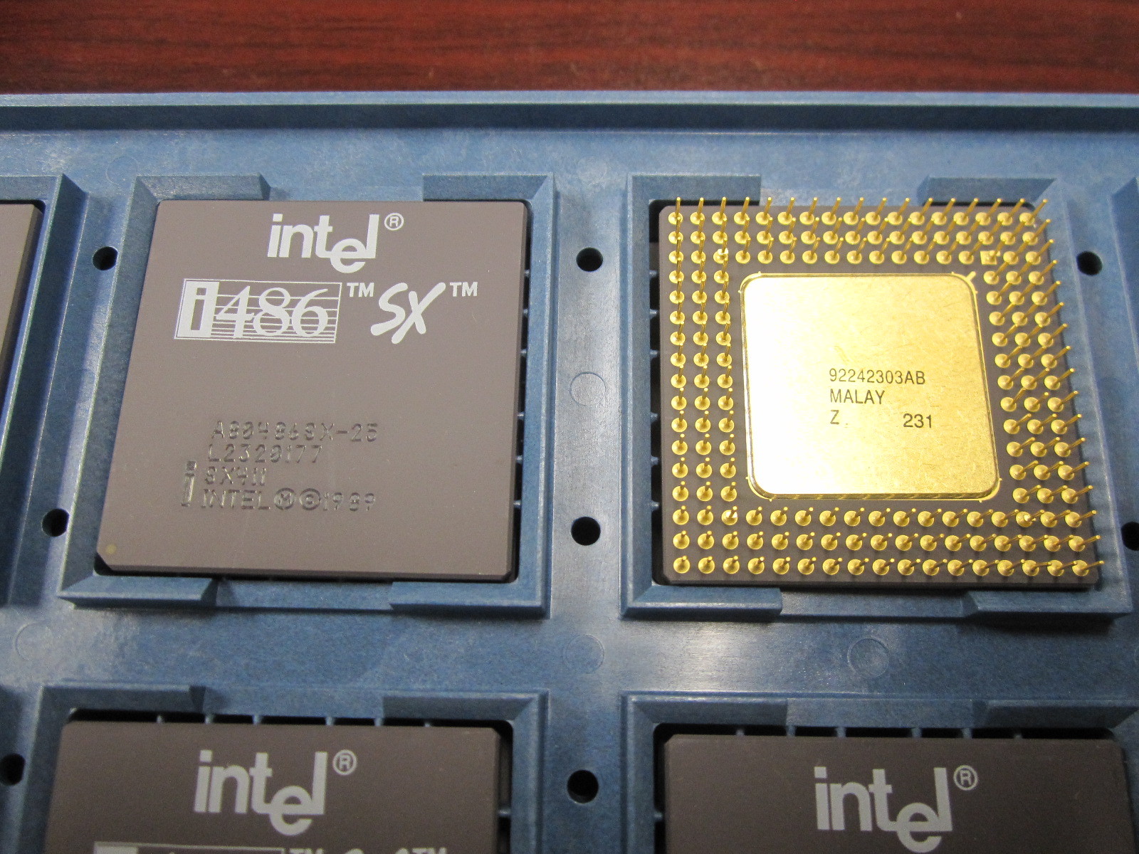 VINTAGE but New Old Intel A80486SX-25 SX411 Gold Ceramic Processor made in 1992