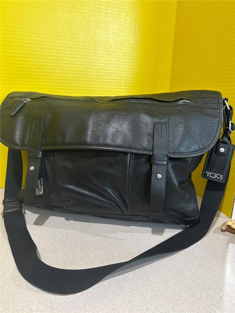 TUMI 2 Way Shoulder Black Cowhide Leather Messenger Bag 6817