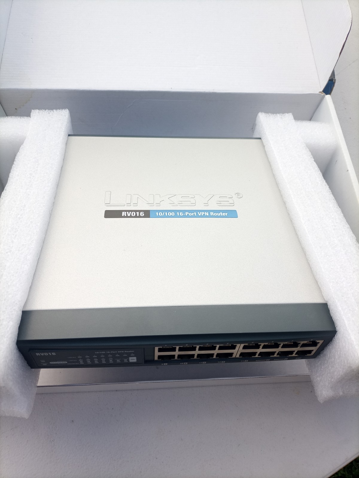 Linksys RV016 VPN Router 10/100 16-Port Multi-WAN