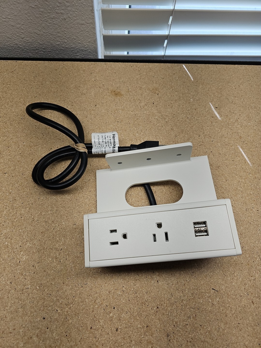 Herman Miller FURNITURE POWER DISTRIBUTION UNIT White USB extension cord OEM C9)