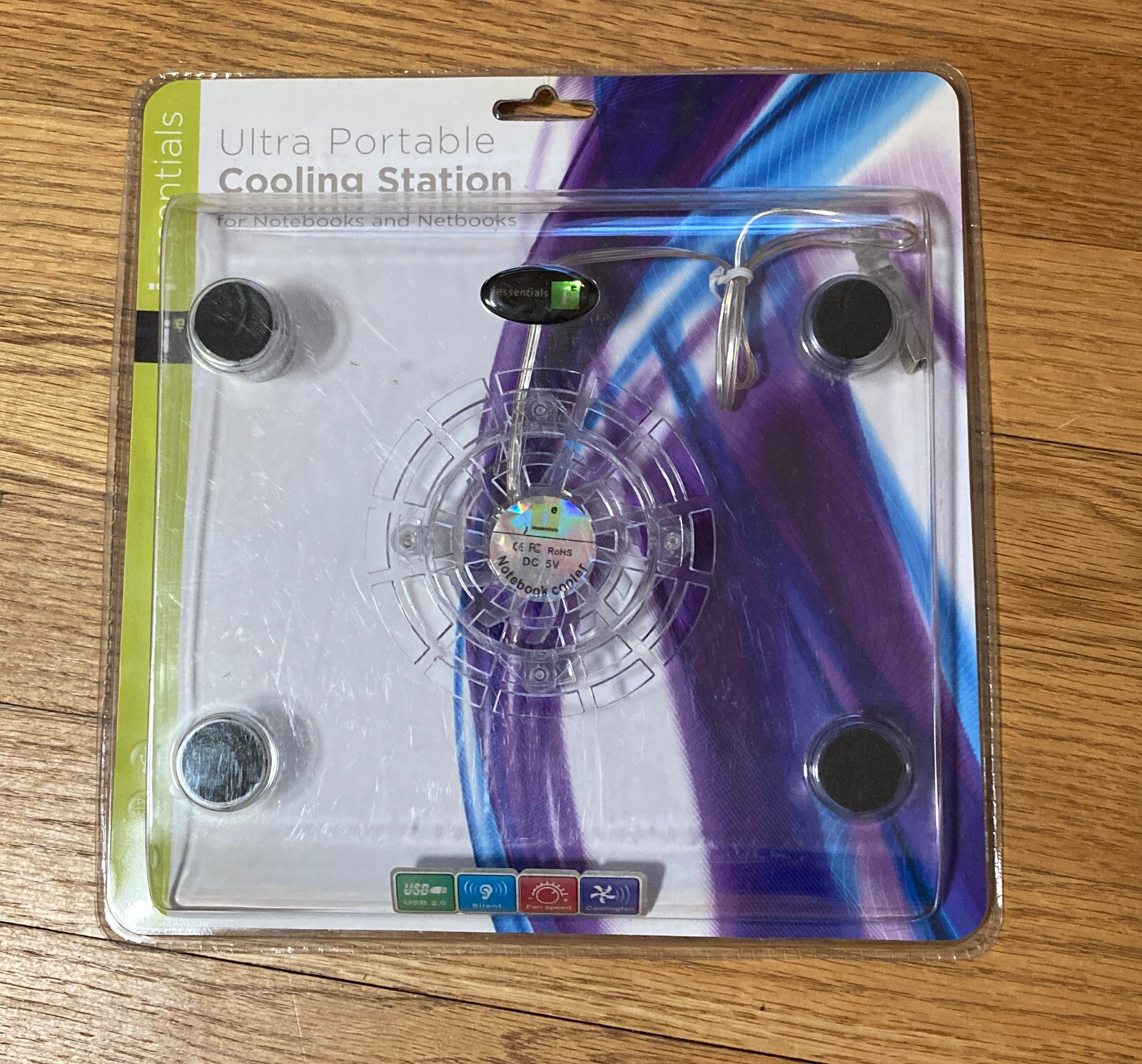 iESSENTIALS+ULTRA PORTABLE+COOLING STATION+PC/MAC COMPATIBLE USB+FIT TO 12" SCRE