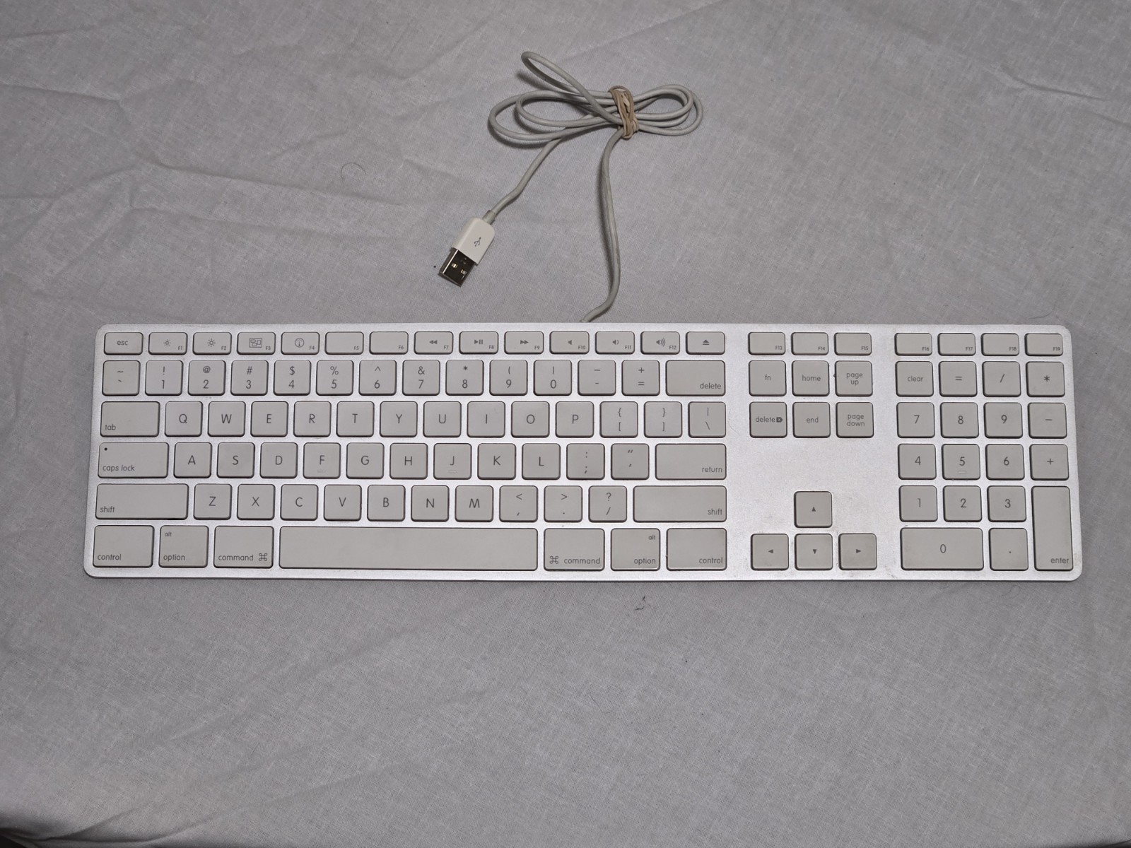 Apple A1243 Aluminum Wired USB Keyboard MB110LL/A TESTED