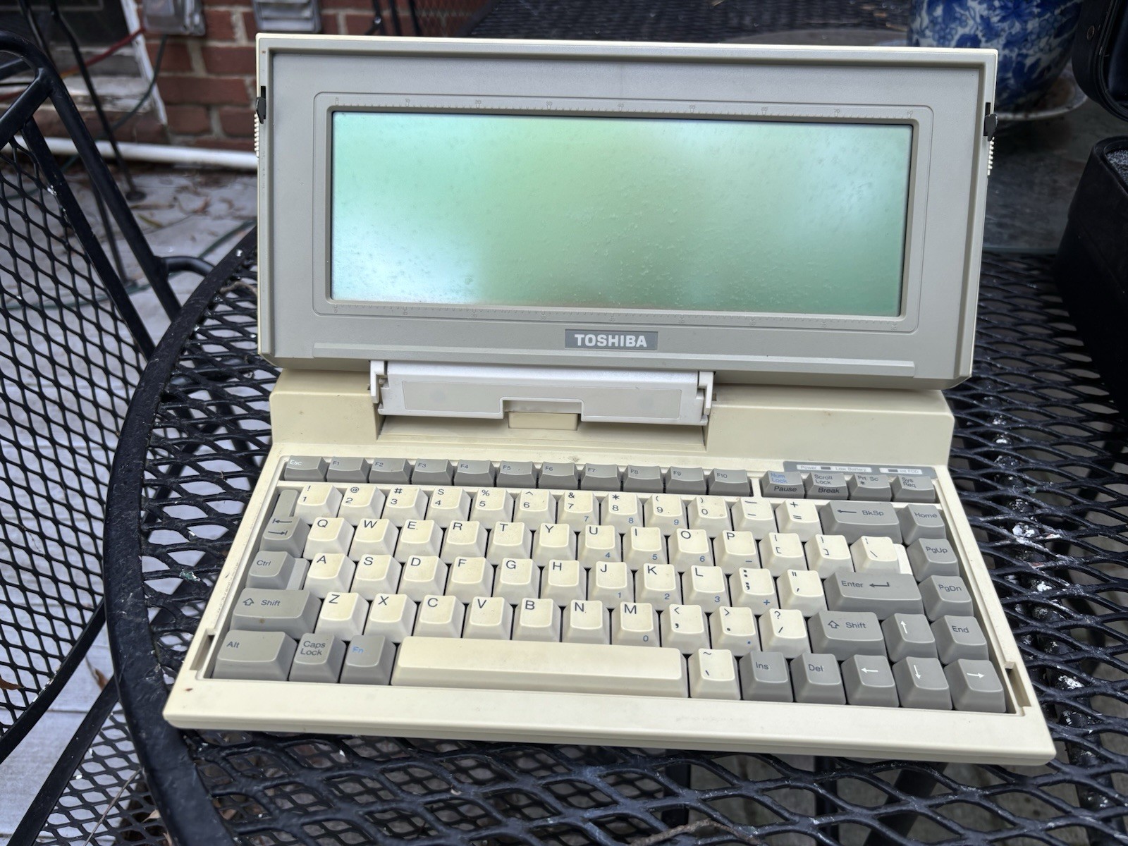 Vintage Toshiba T1000 PA7027U  w/Hard Case