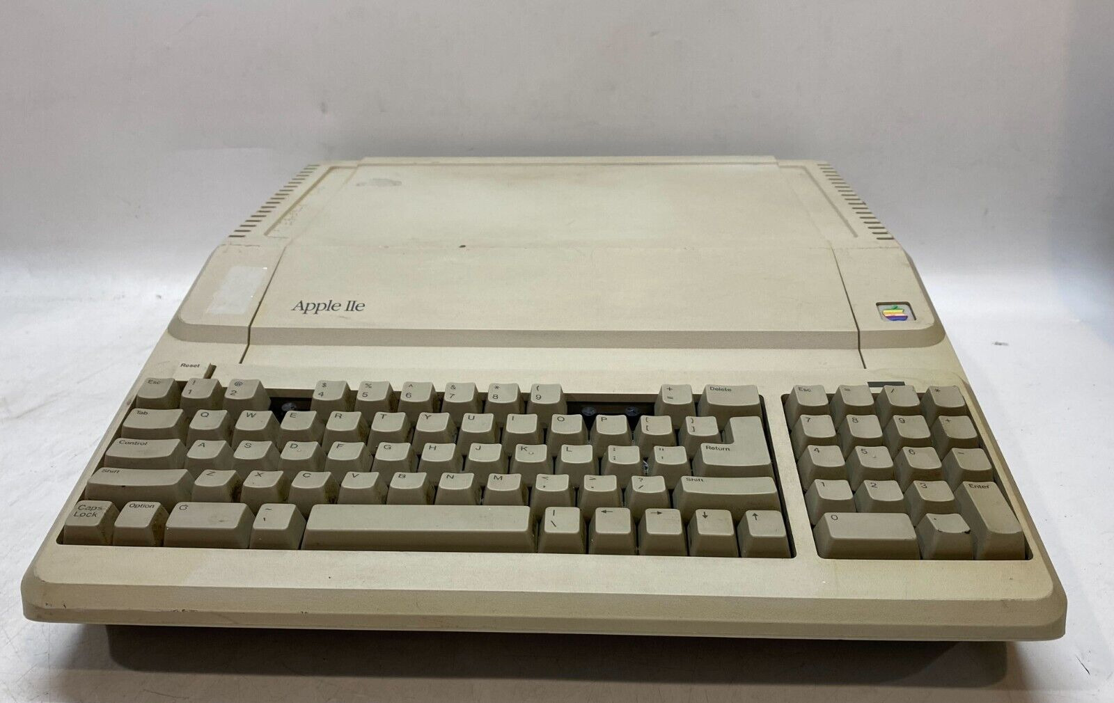 Vintage Apple IIe Computer A2S2128 (825-1351-A)