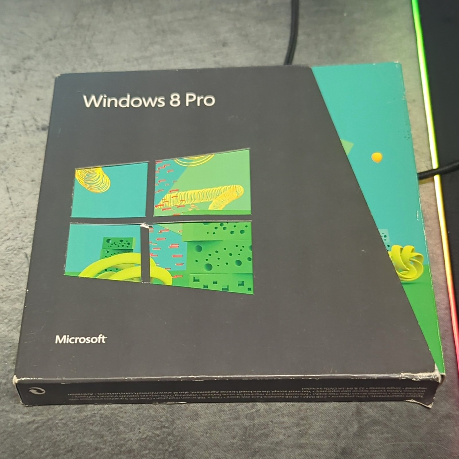 Microsoft Windows 8 Pro Retail DVD 32/64-bit English 1 PC SKU 3UR-00001