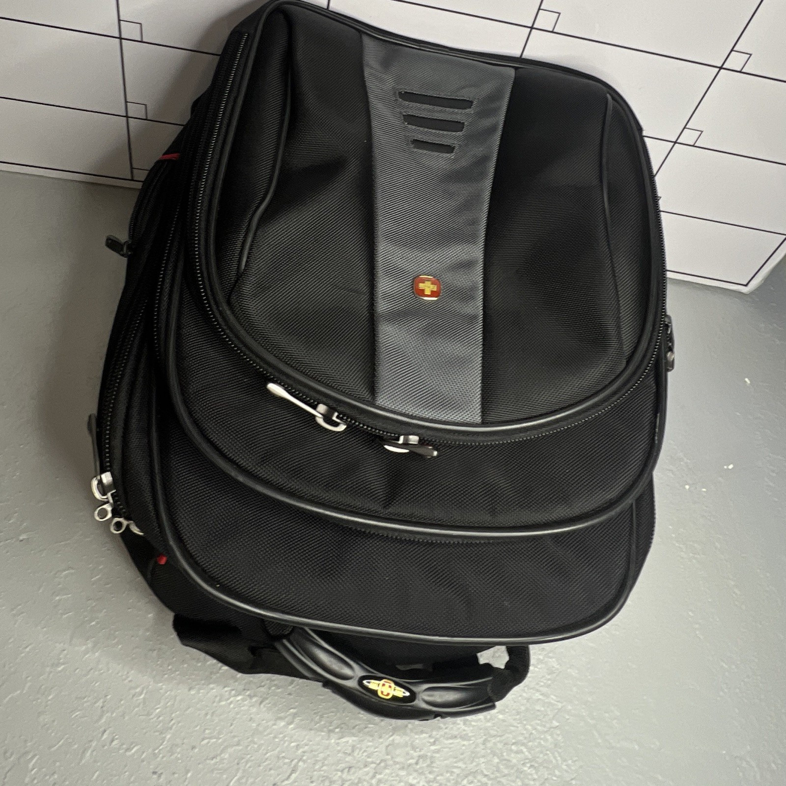 Wenger SwissGear Black/Gray Nylon Laptop Backpack 15 in Padded Straps Partitions