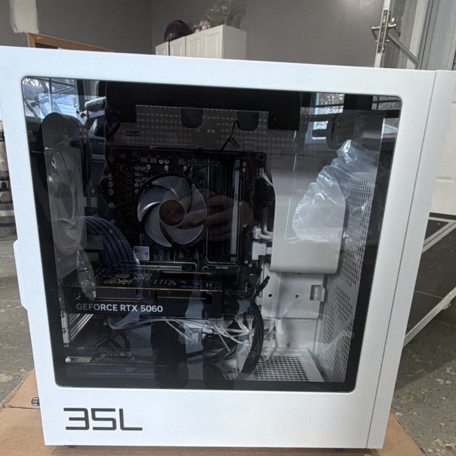 OMEN 35L White Gaming Desktop Tower GeForce RTX 5060 USB Ethernet