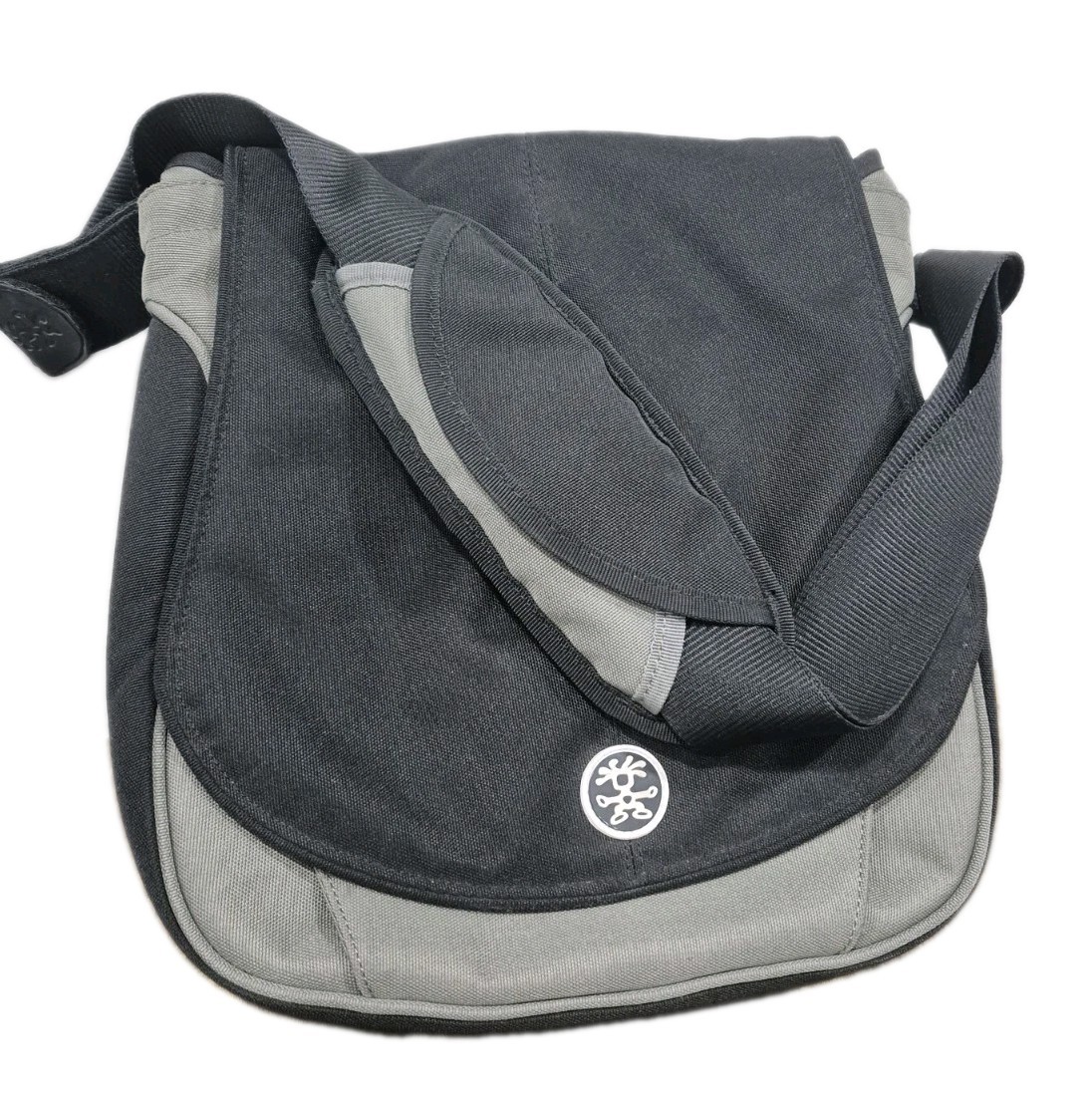 Crumpler The Luncheon Laptop Bag 15” Messenger School Travel Work Vertical Black
