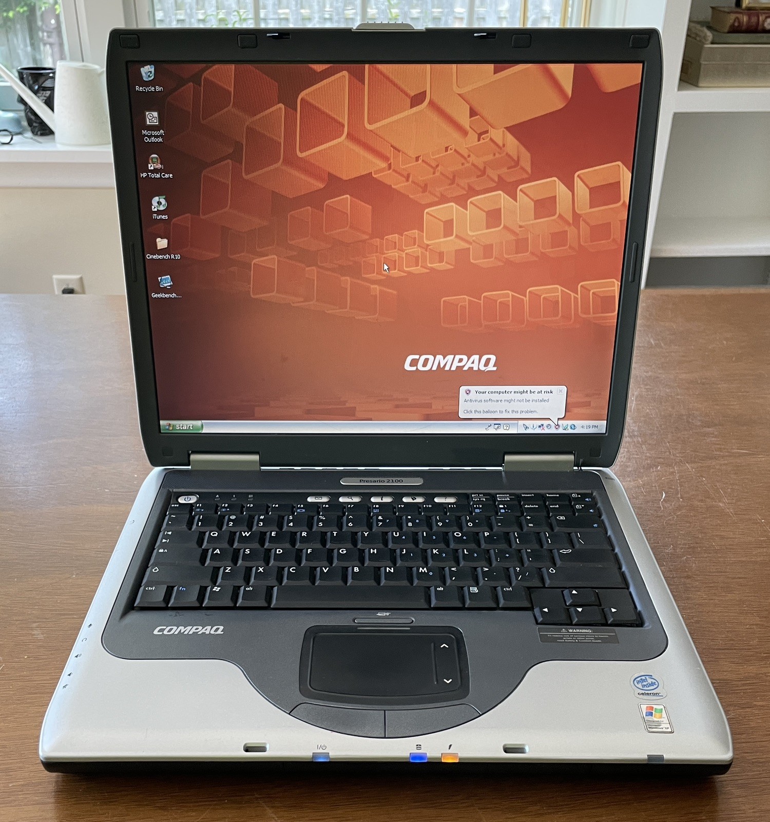 Compaq Presario 2100 Windows XP Laptop w/chrg.