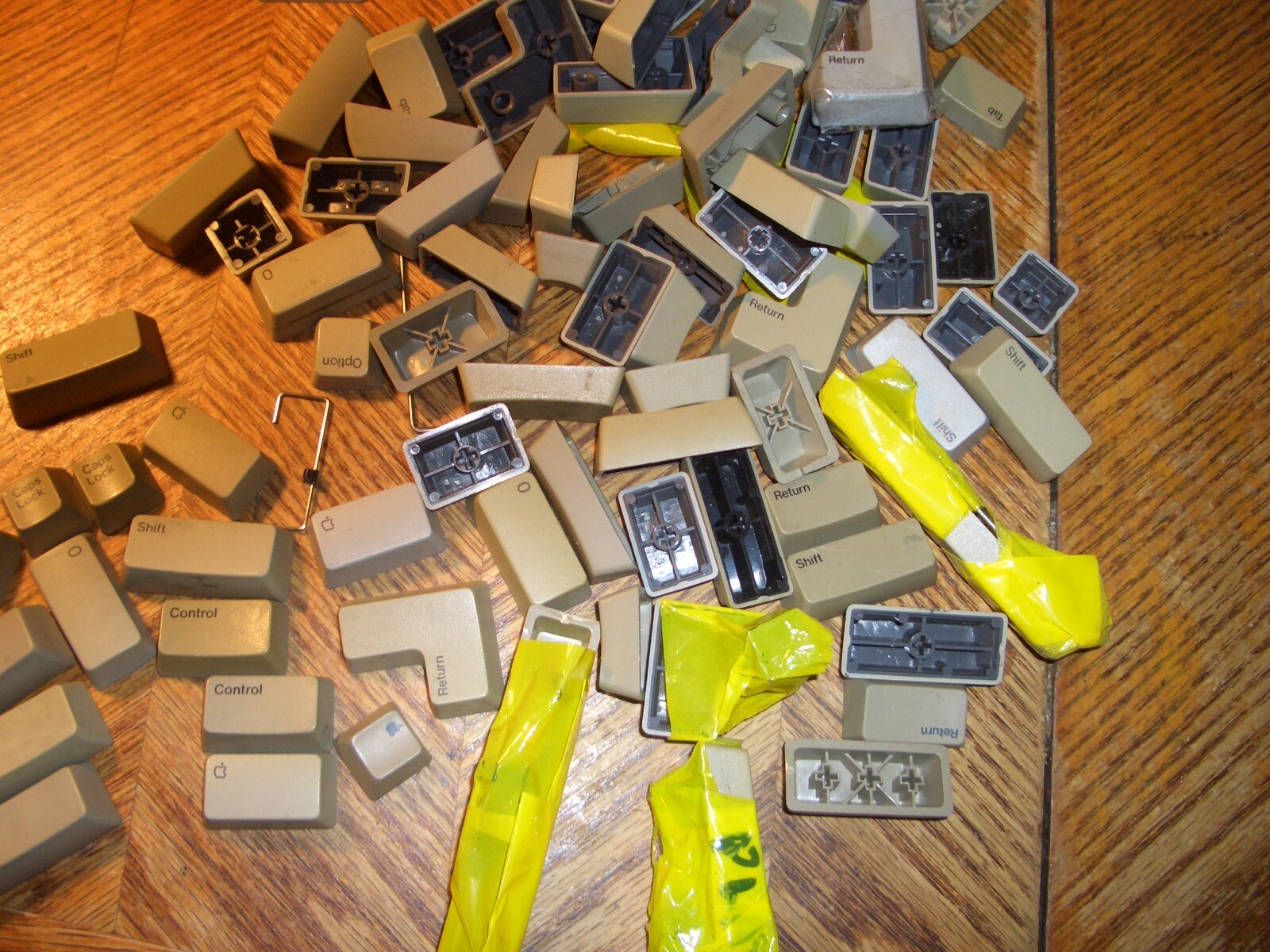 VINTAGE  APPLE  IIe  e  "HIGH-DEMAND"  KEYCAPS:   $3.40 each + $5.75 shipping