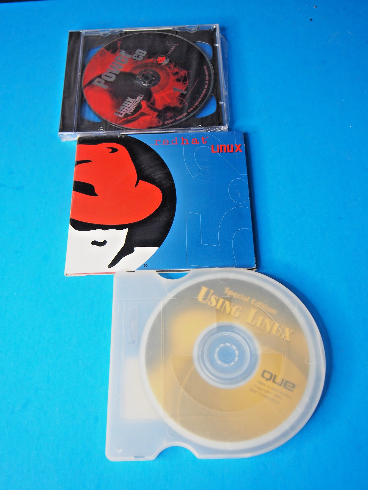 The Complete Redhat Linux 5.1 Operating System - CD-ROMs /Powertools / Using QUE