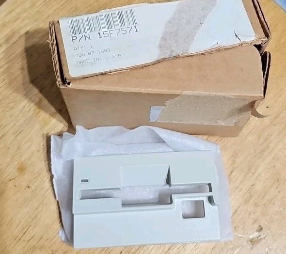 VINTAGE NOS IBM DISKETTE DRIVE  BEZEL BIG  BUTTON FLOPPY DRIVE 15F7571 62X0362