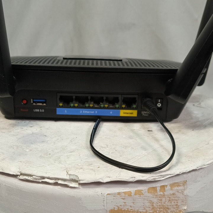 Linksys EA8300 Max-Stream AC2200 Tri-Band Gigabit WiFi Router MU-MIMO Tested
