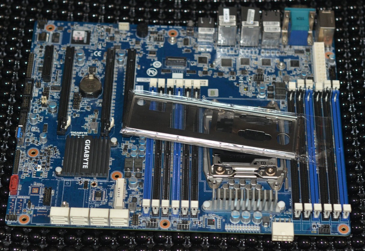 GIGABYTE MU70-SU0 Intel Chipset C612 Xeon E5 DDR4 LGA 2011-3 Server Motherboard